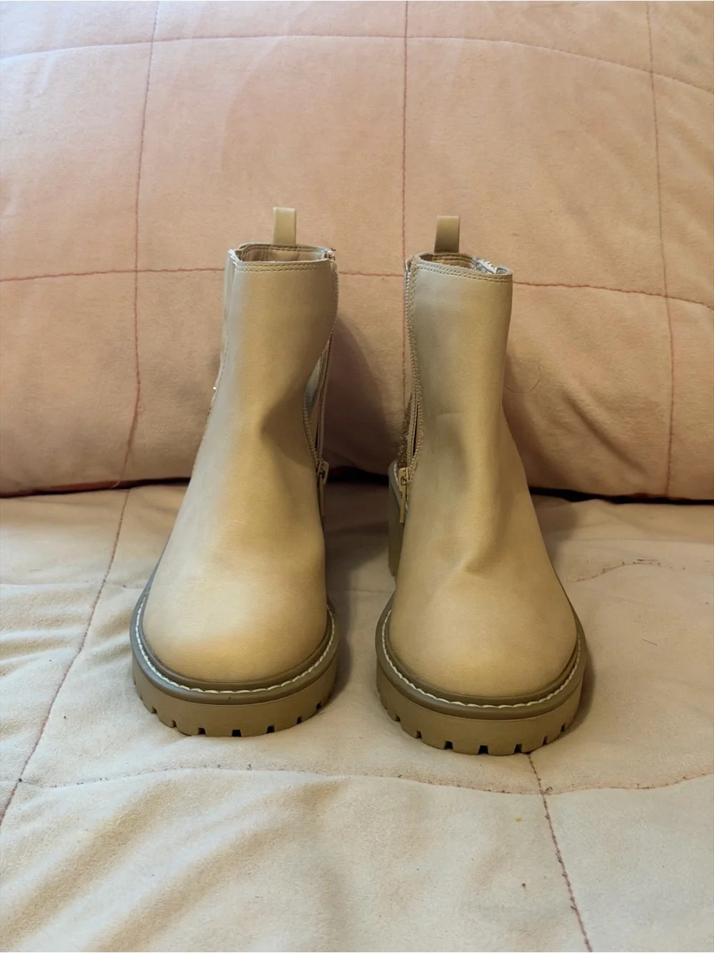 Dolce Vita DV FYNCH Girls Size 4 Beige Gold Glitter Lug Sole Chelsea Boots